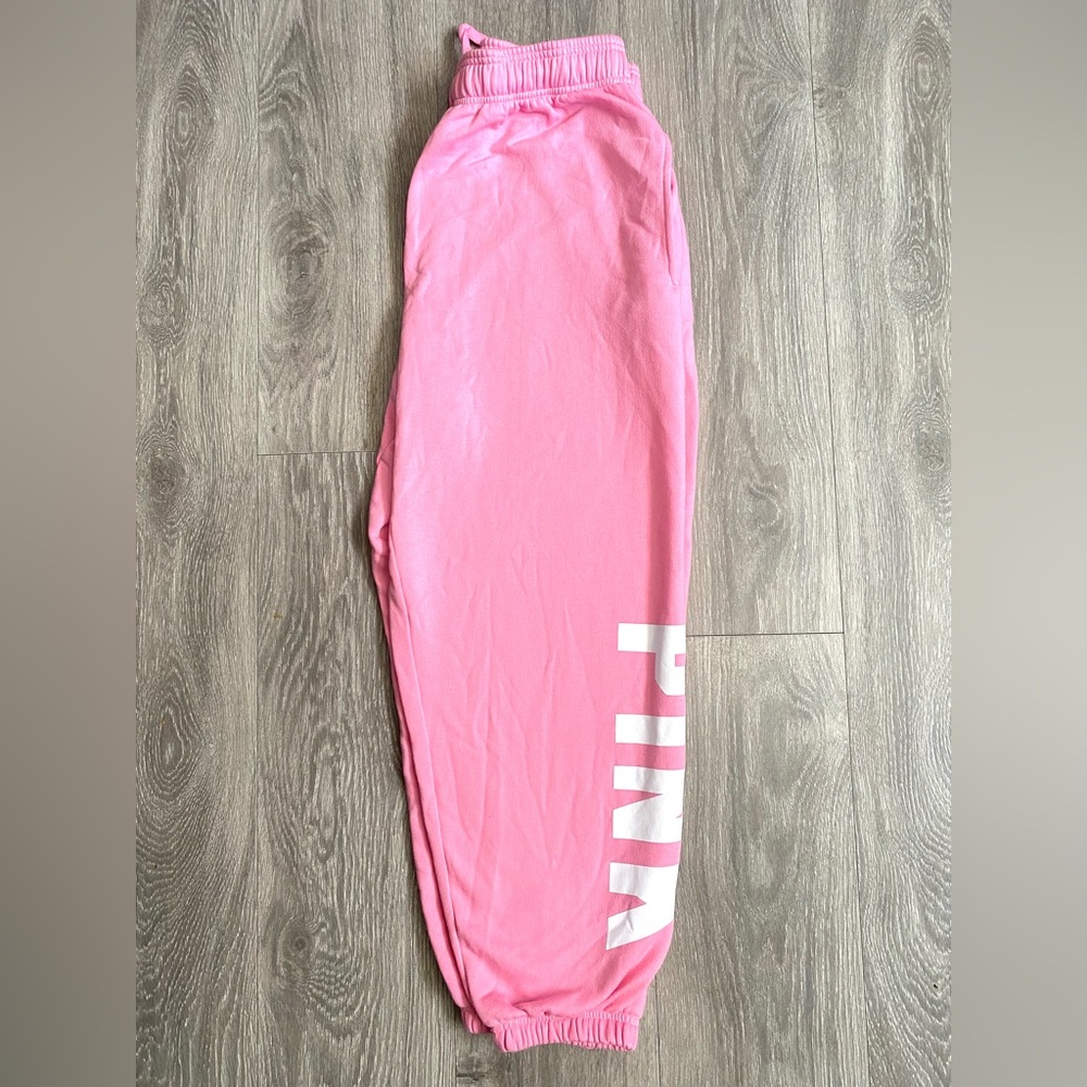 💕NWT VS PINK WHITE CAMPUS BLING TEE AND FLEECE BAGGY JOGGERS / 2 PIECE SET PINK - Picture 8 of 15